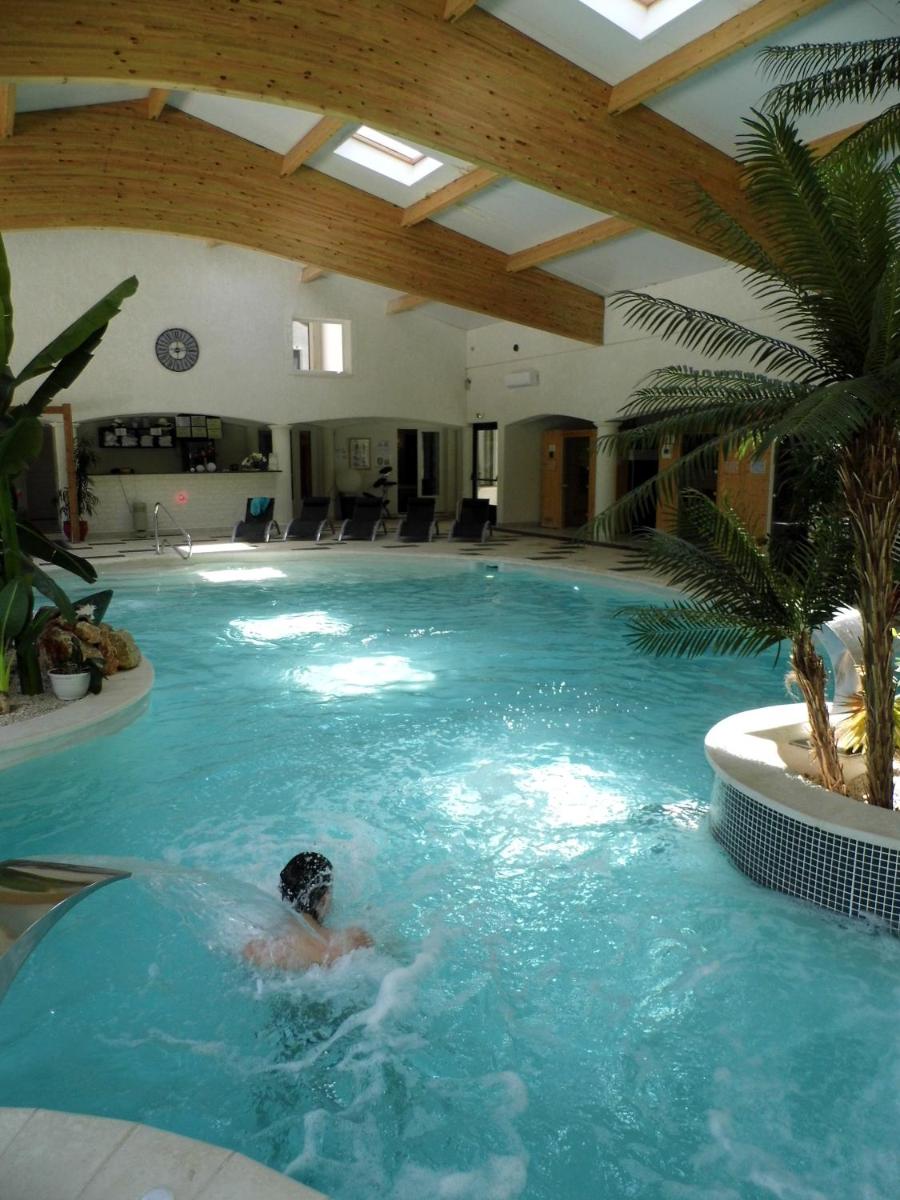 Piscine de l'établissement Hôtel Spa L'Ermitage ou située à proximité