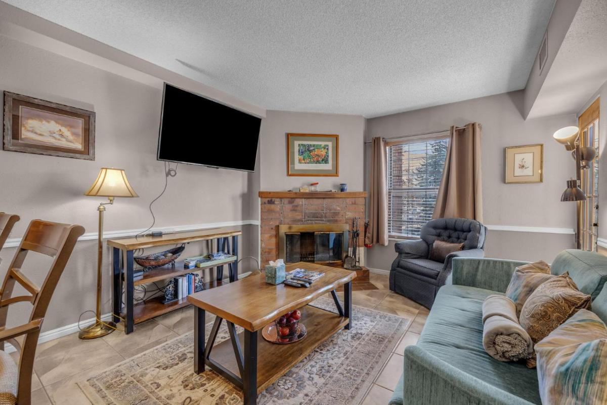 Cozy 1BDR with Views Free Parking Near Bus Stop - Housity