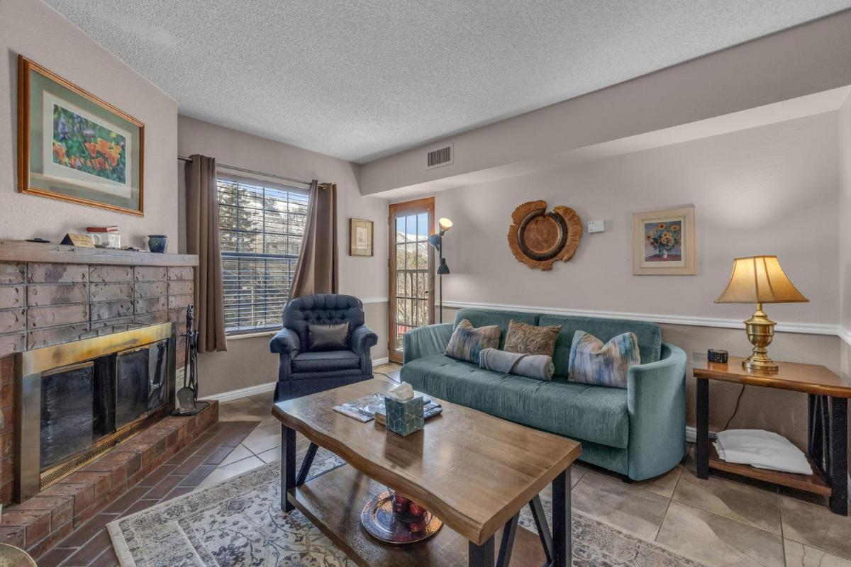 Cozy 1BDR with Views Free Parking Near Bus Stop - Housity