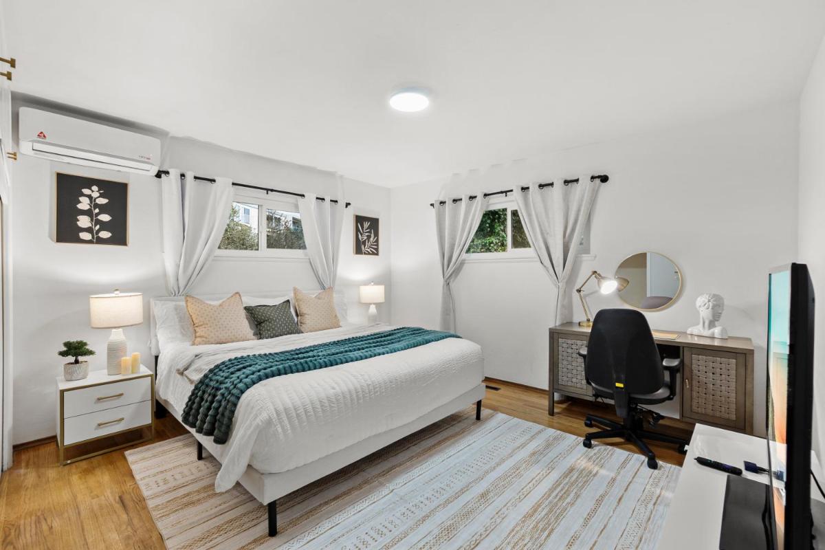 Entire Private Home with Spacious, Lux King Bed, Ranch Style, Prime Area, 4 Bedrooms 2 Bathrooms, Available Now - Housity
