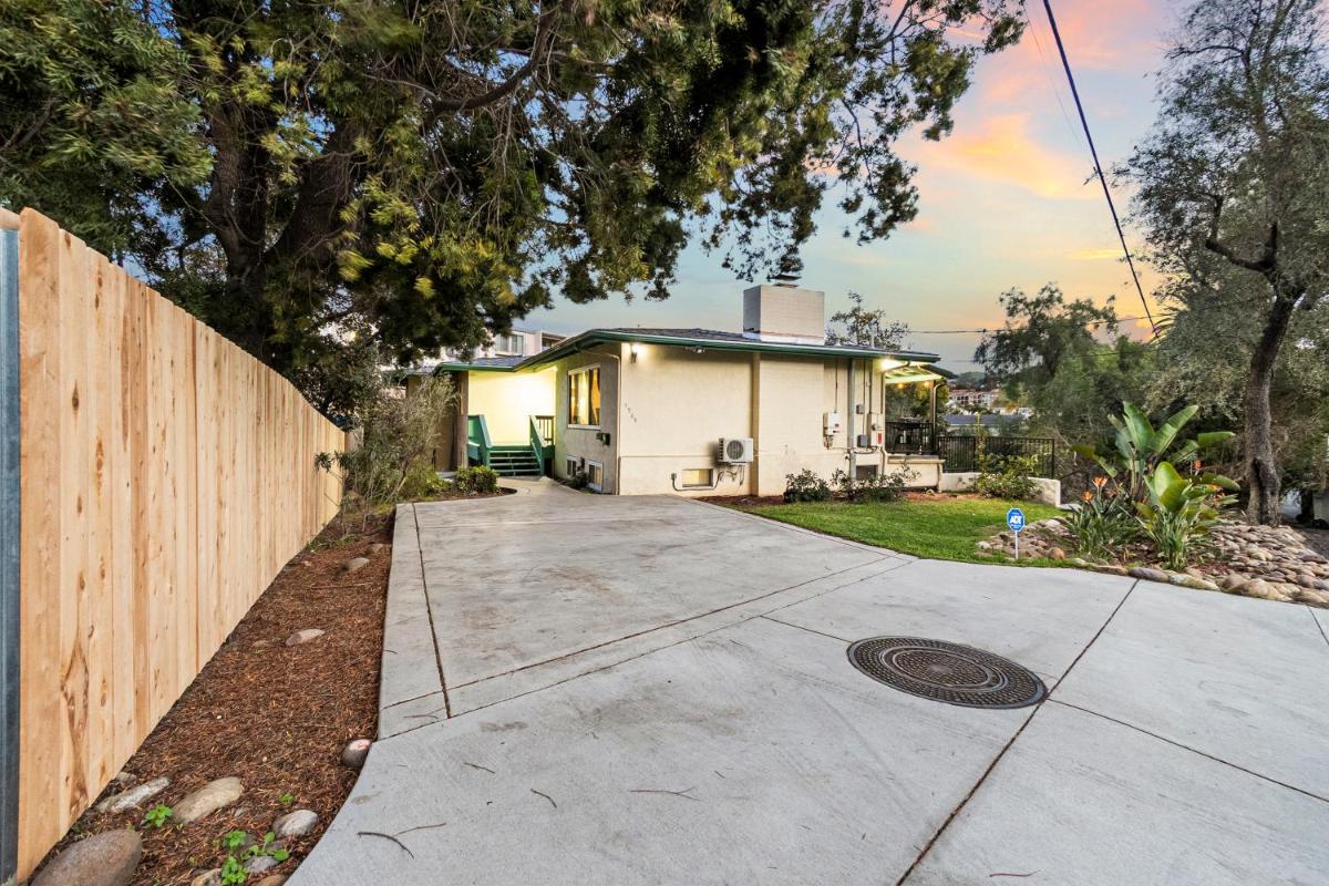 Entire Private Home with Spacious, Lux King Bed, Ranch Style, Prime Area, 4 Bedrooms 2 Bathrooms, Available Now - Housity