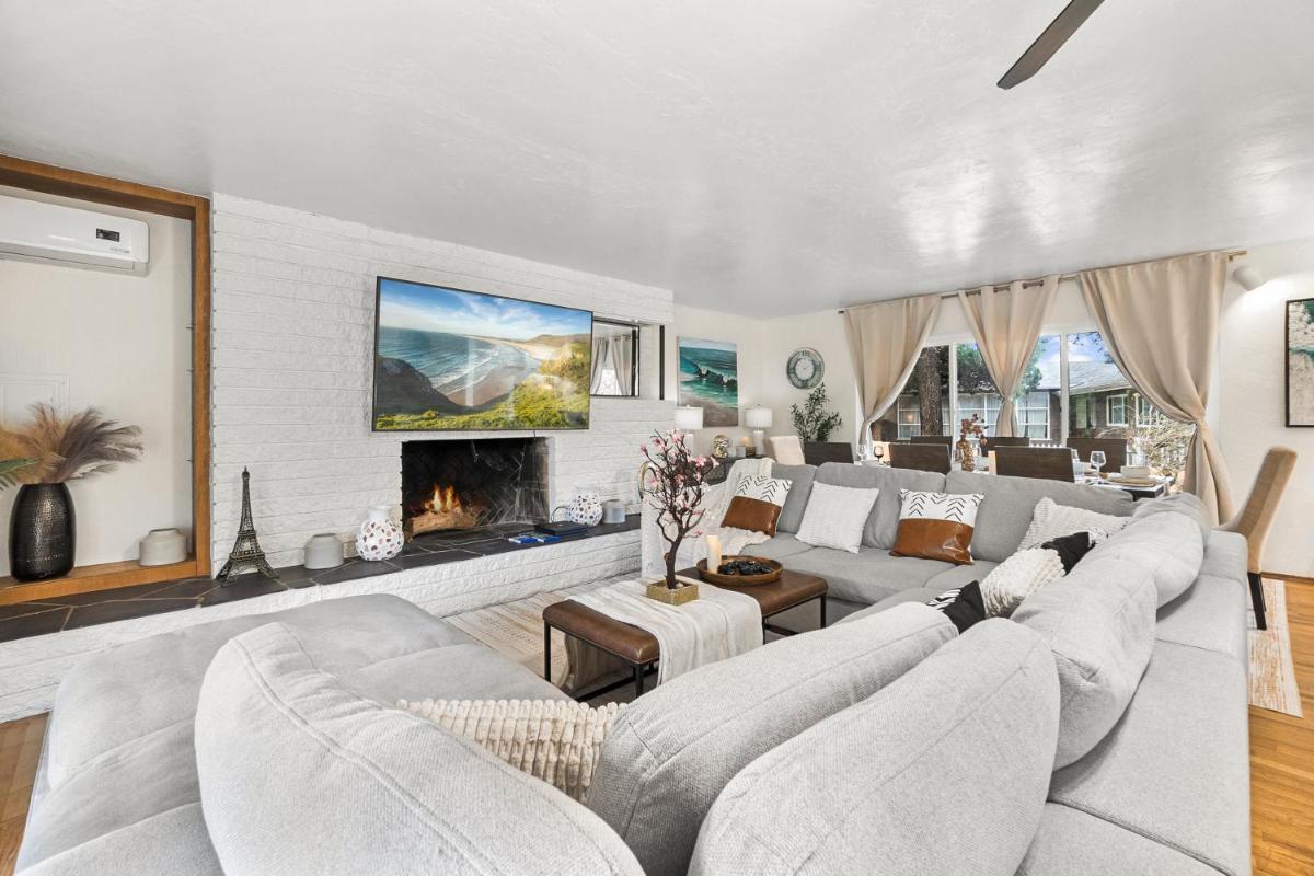 Entire Private Home with Spacious, Lux King Bed, Ranch Style, Prime Area, 4 Bedrooms 2 Bathrooms, Available Now - Housity