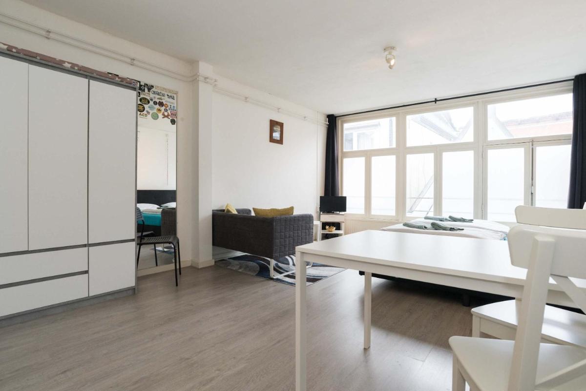 RedLight District Private Smokers Friendly Studio - Housity