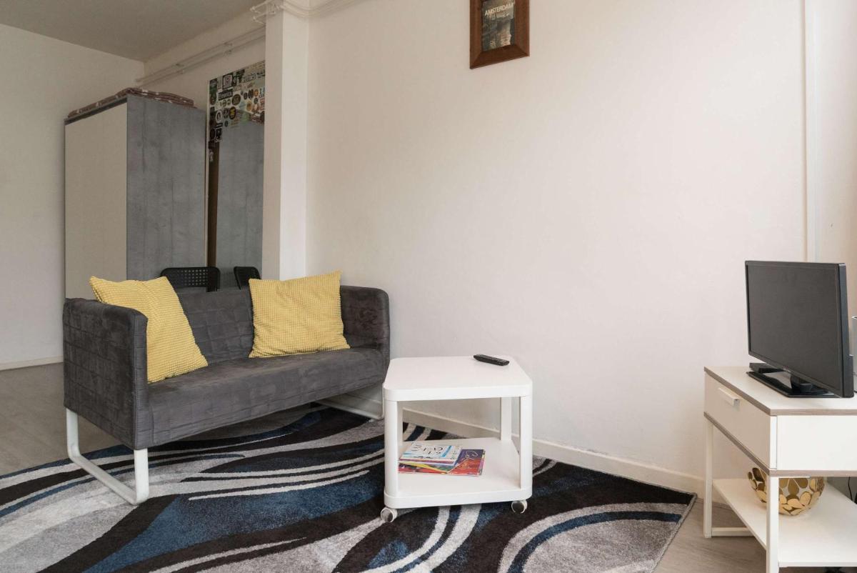 RedLight District Private Smokers Friendly Studio - Housity