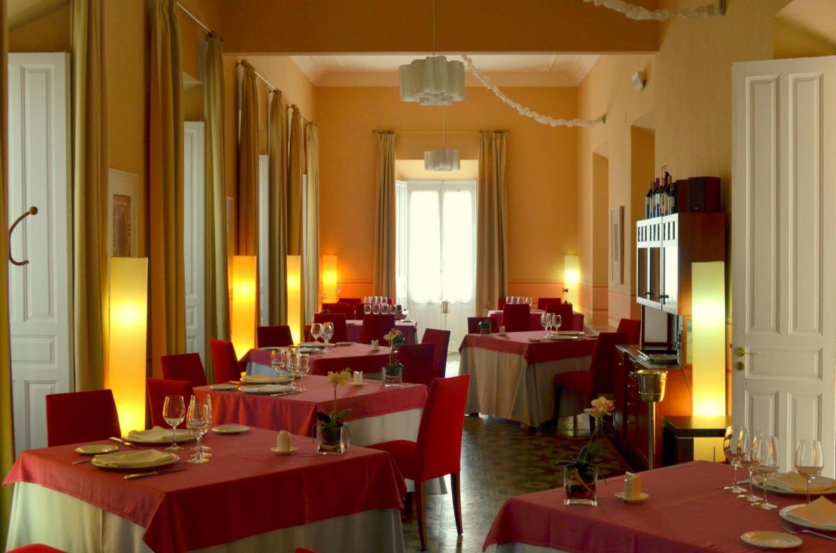 Un restaurante o sitio para comer en Hotel Mirador de Llerena