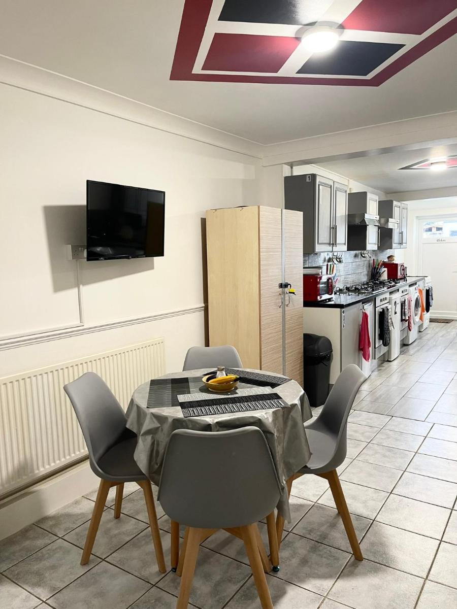 Penn Gardens Flats 1 - 2 , Rooms 3 - 4 - Housity