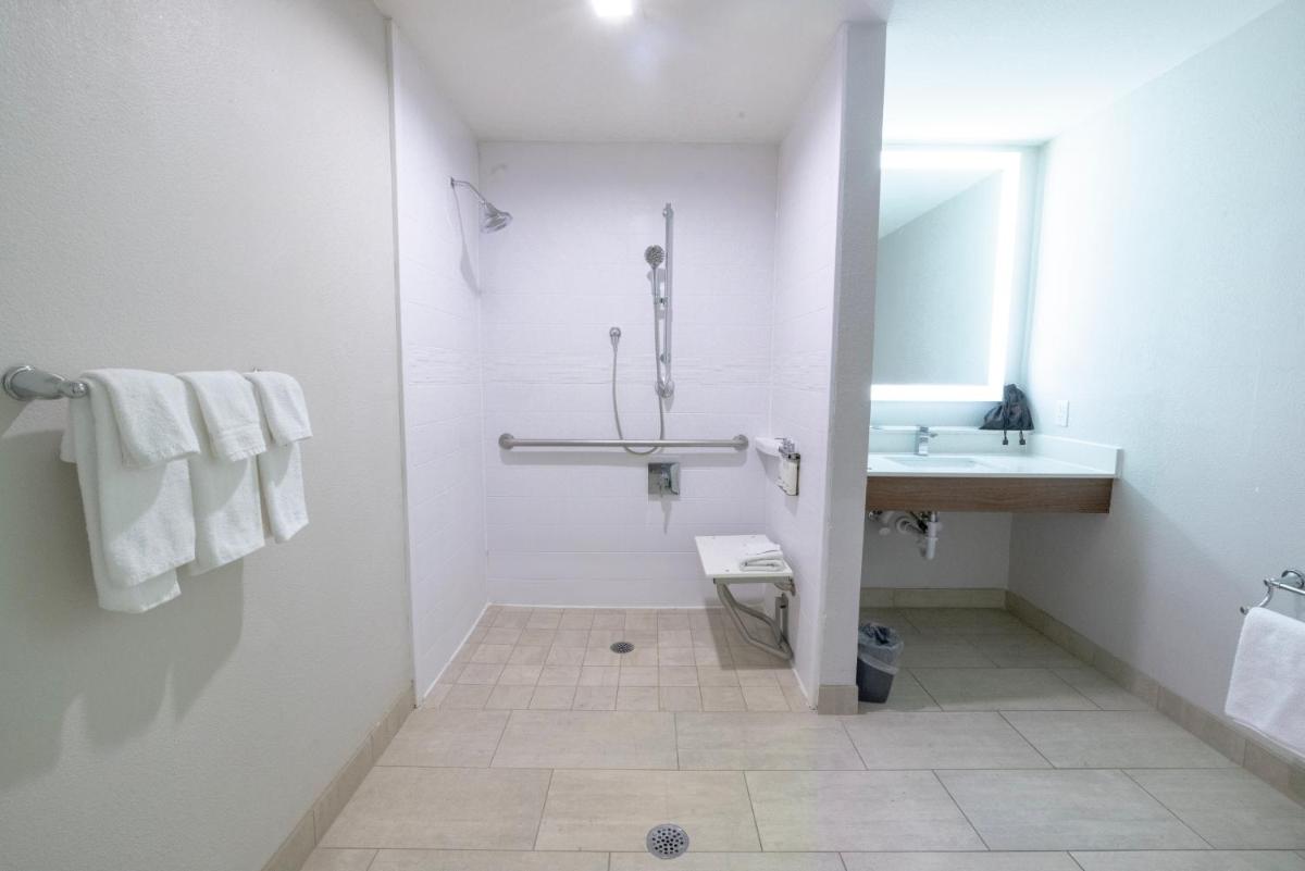 Holiday Inn Express & Suites Dallas NE Arboretum - Housity