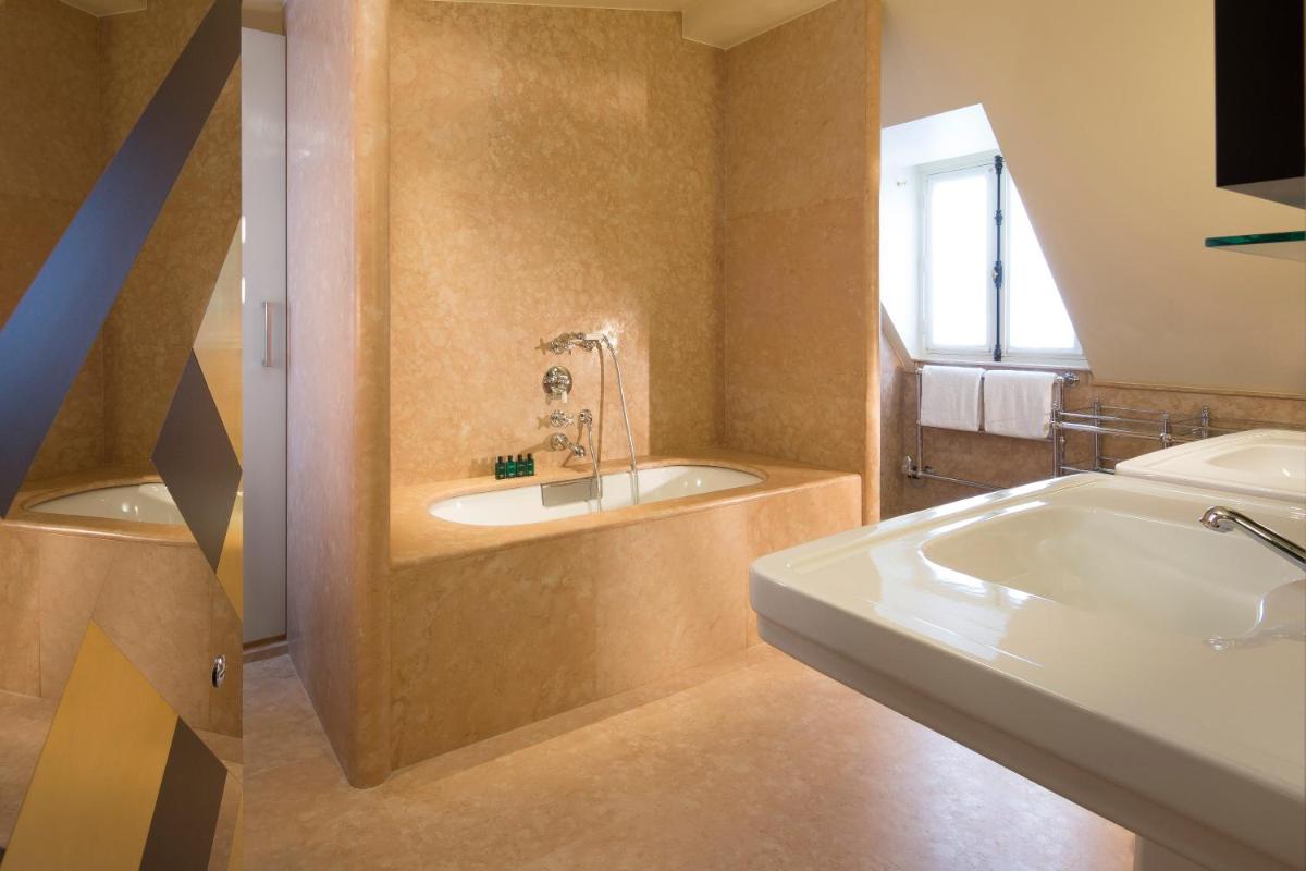 une salle de bain avec une baignoire et un lavabo dans l'établissement Hôtel Saint-Marc, à Paris