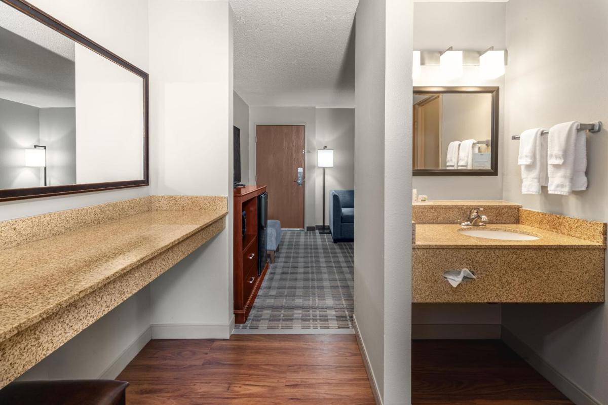 AmericInn by Wyndham Valley City Conference Center - Housity
