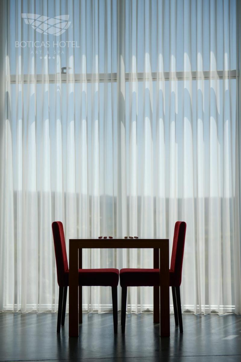 Uma área de estar em Boticas Hotel Art & SPA