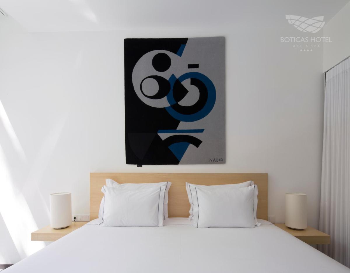 Uma cama ou camas num quarto em Boticas Hotel Art & SPA
