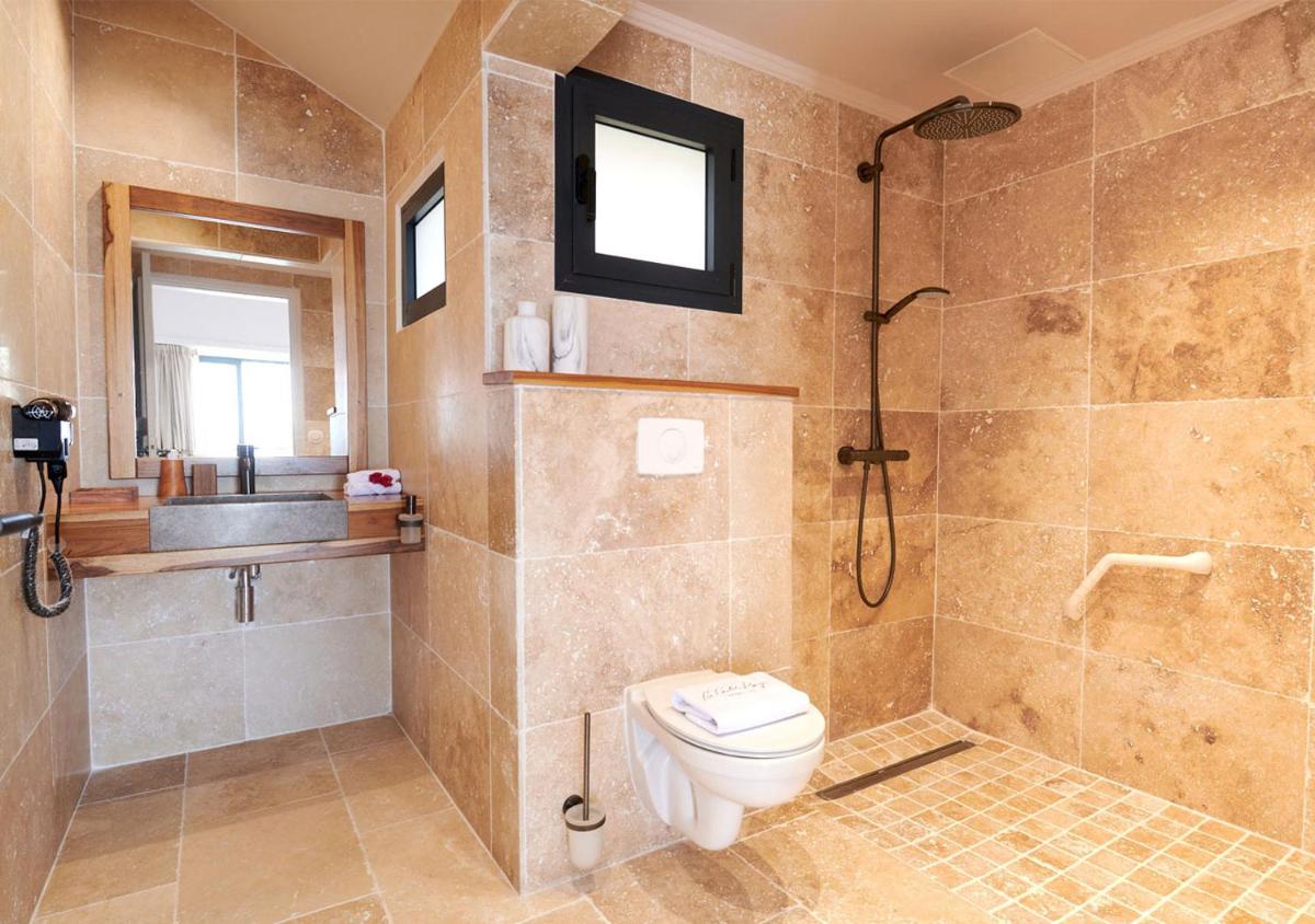 LES GALETS ROUGES LODGES & SPA - Housity