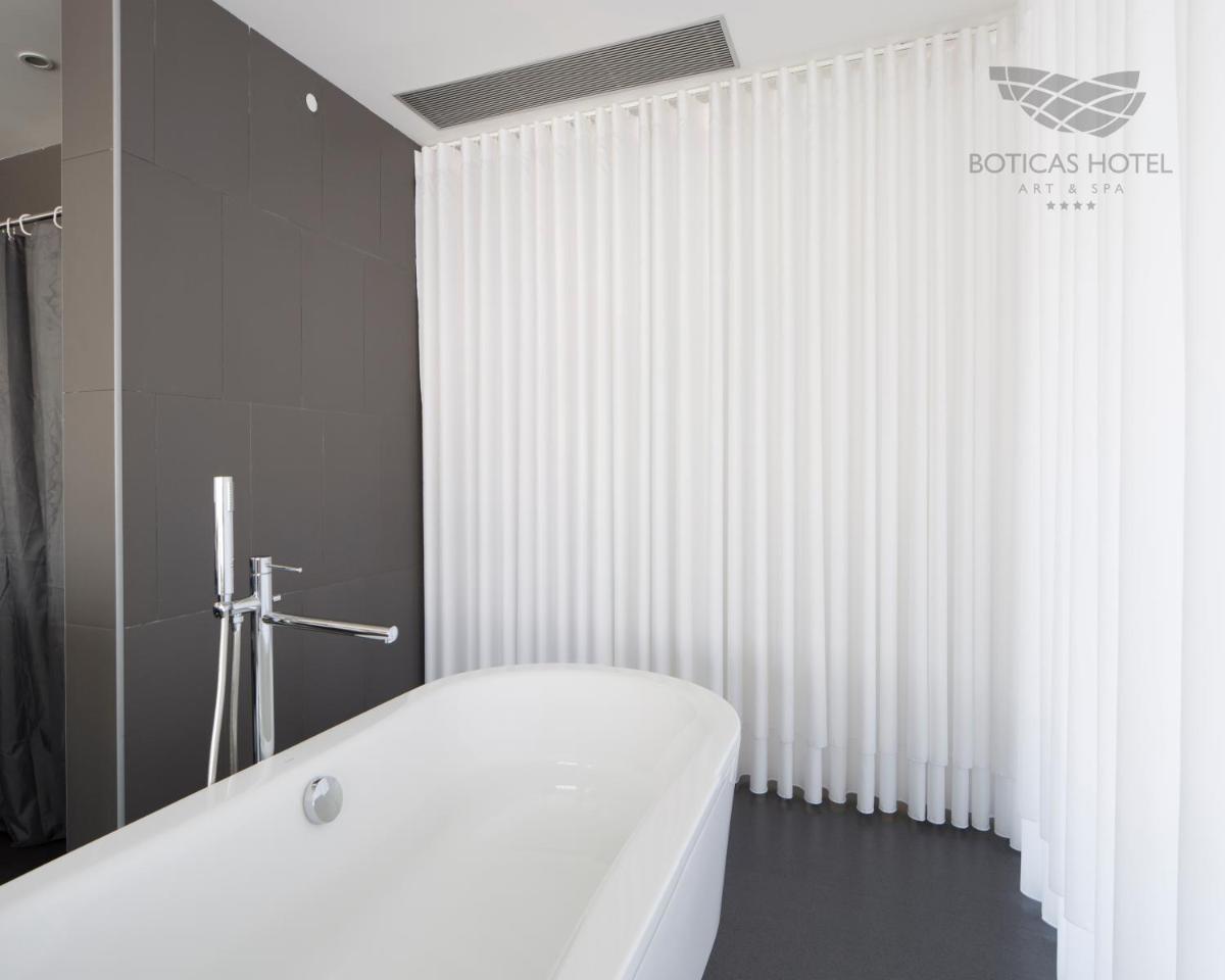 Uma casa de banho em Boticas Hotel Art & SPA