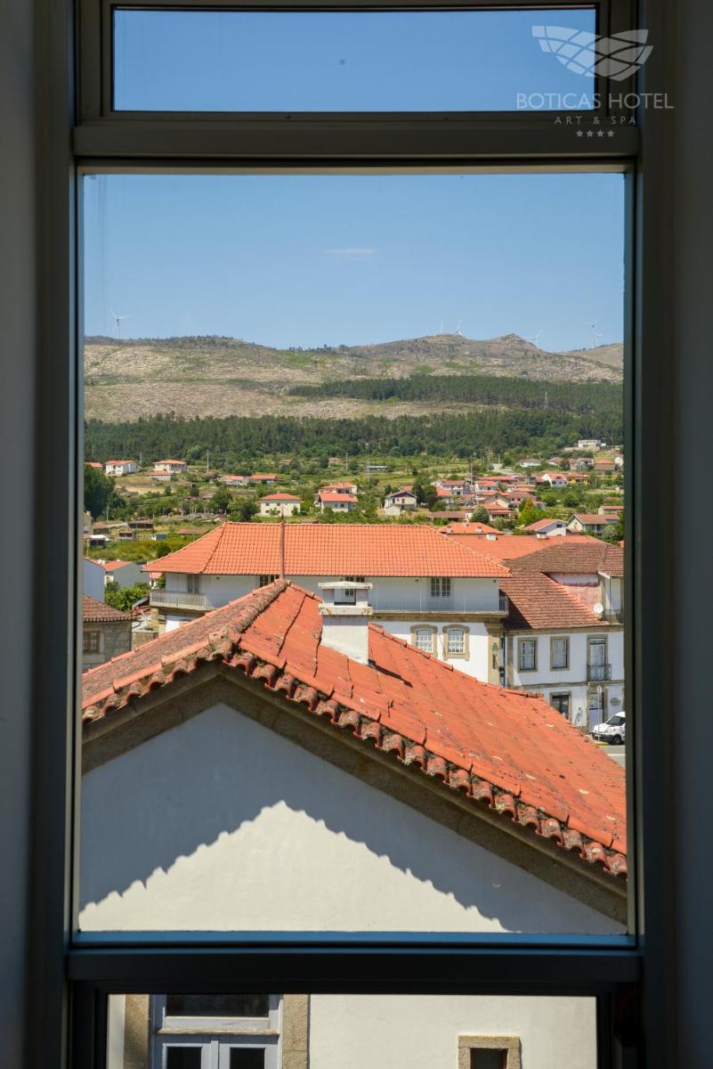 Uma vista geral da montanha ou uma vista da montanha a partir do hotel