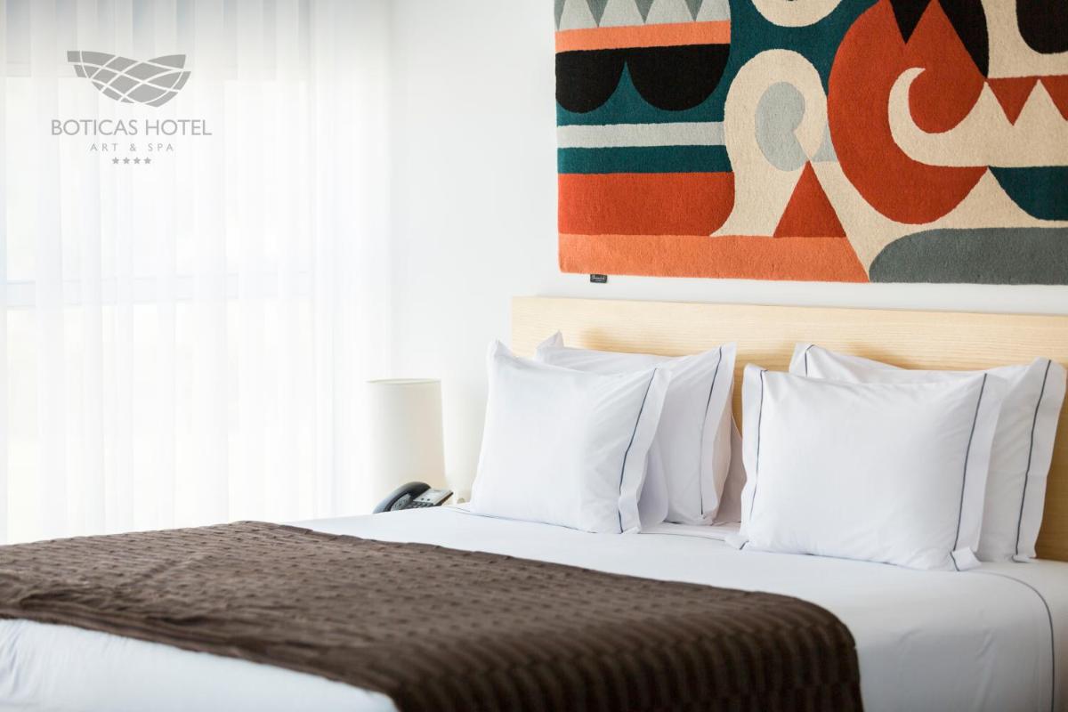 Uma cama ou camas num quarto em Boticas Hotel Art & SPA