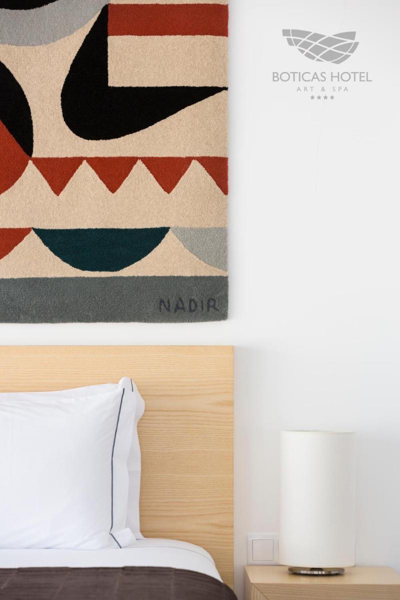 Uma cama ou camas num quarto em Boticas Hotel Art & SPA