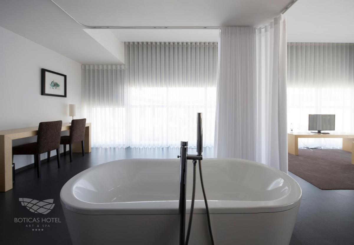 Uma televisão e/ou sistema de entretenimento em Boticas Hotel Art & SPA