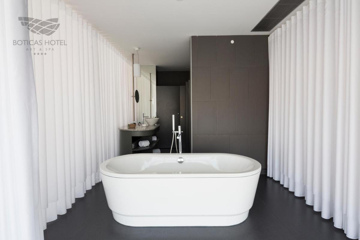 Uma casa de banho em Boticas Hotel Art & SPA