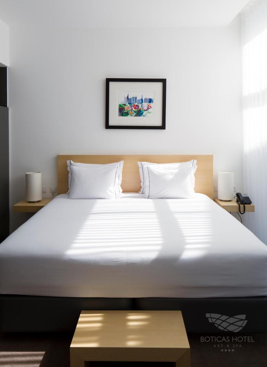 Uma cama ou camas num quarto em Boticas Hotel Art & SPA