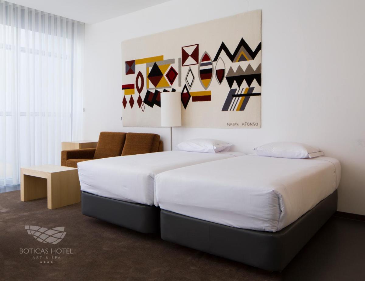Uma cama ou camas num quarto em Boticas Hotel Art & SPA