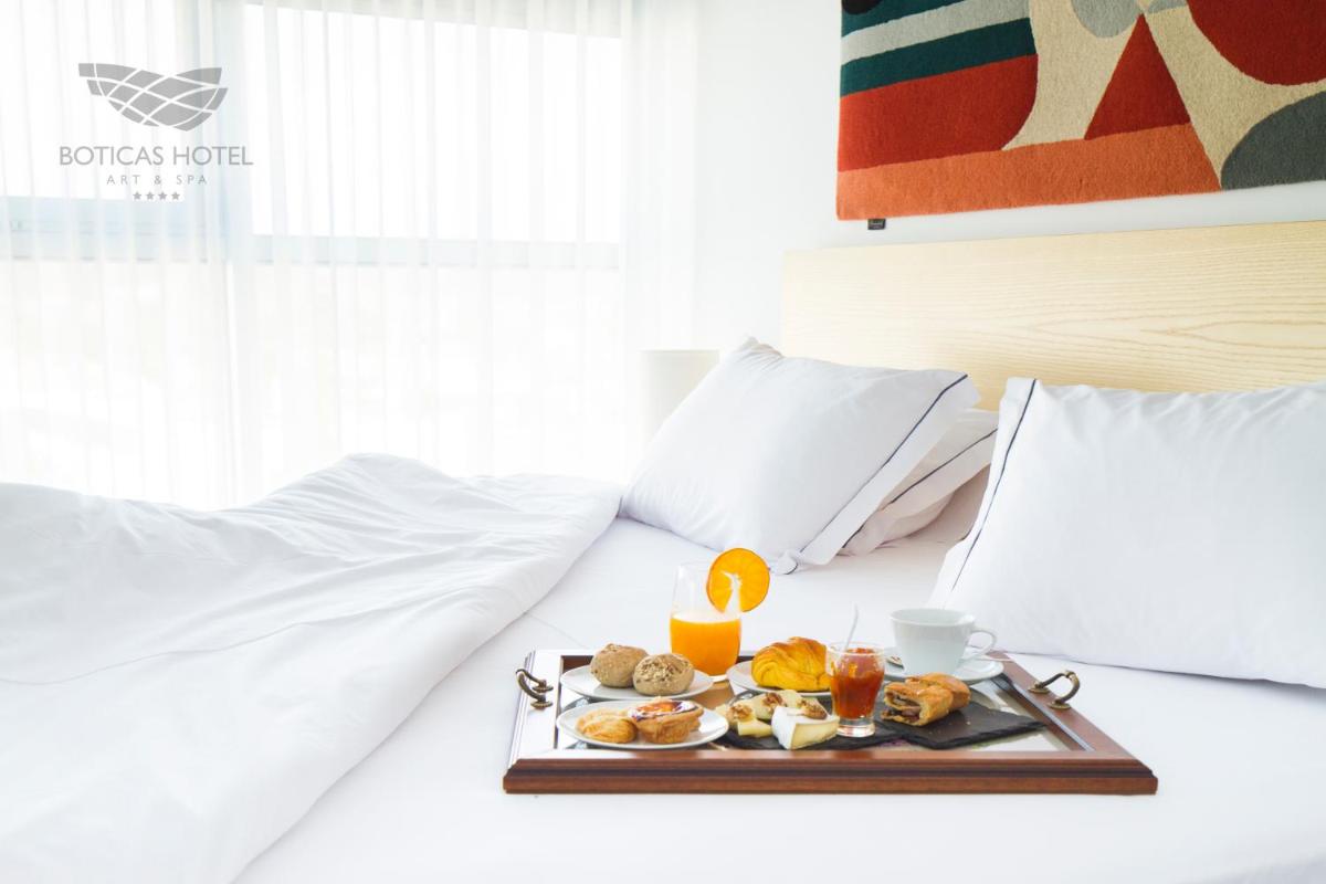 Uma cama ou camas num quarto em Boticas Hotel Art & SPA
