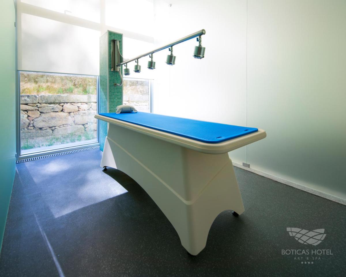 Uma mesa de bilhar em Boticas Hotel Art & SPA