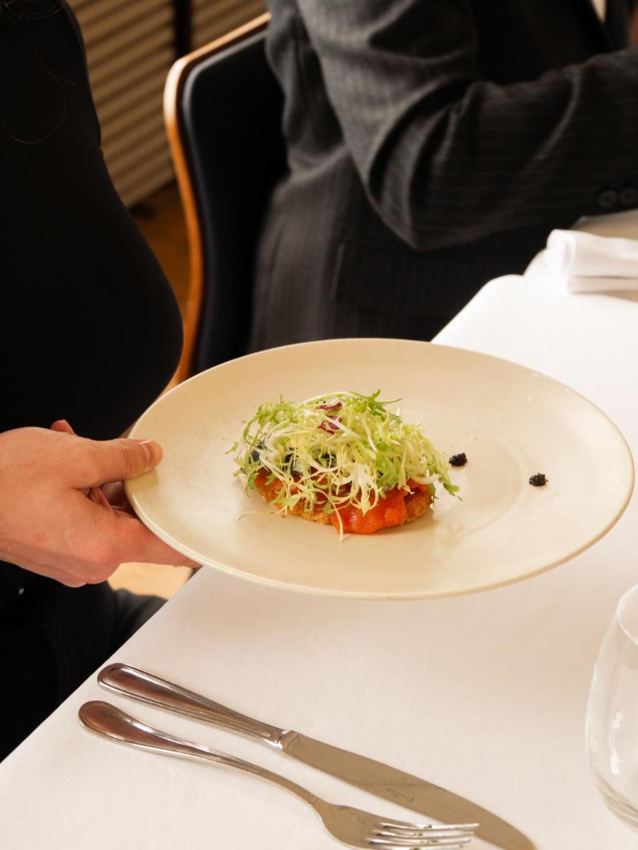 Comida en o cerca de este hotel