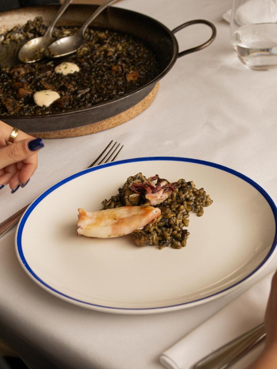 Comida en o cerca de este hotel