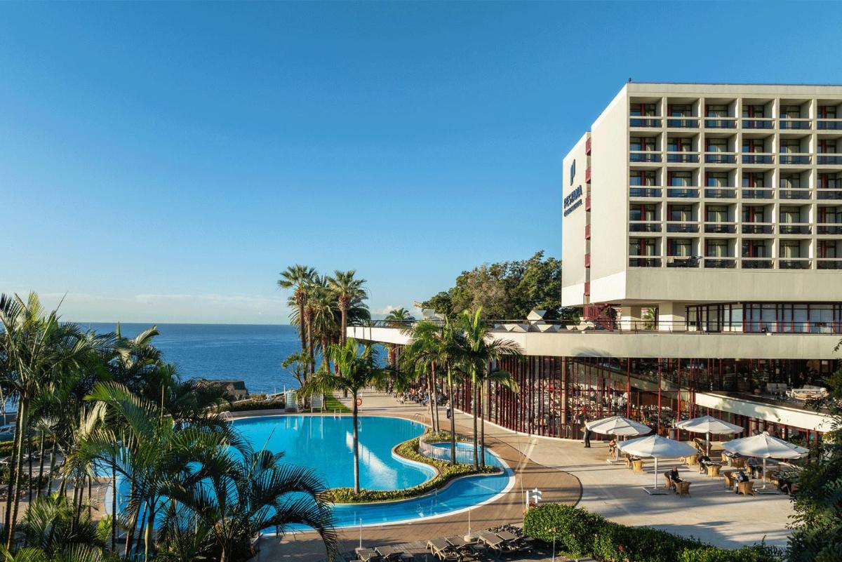 vista de um hotel com piscina e o oceano em Pestana Casino Park Hotel & Casino no Funchal