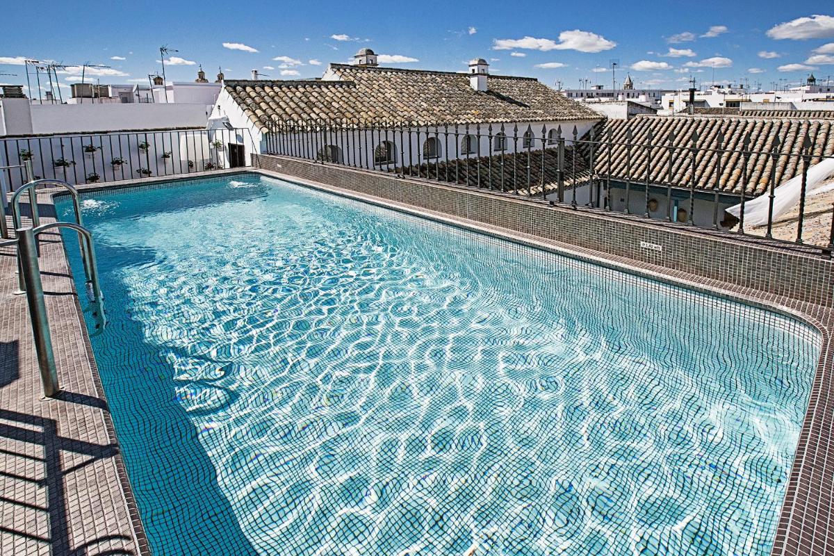 una gran piscina en la parte superior de un edificio en Hospes Las Casas del Rey de Baeza, a Member of Design Hotels, en Sevilla