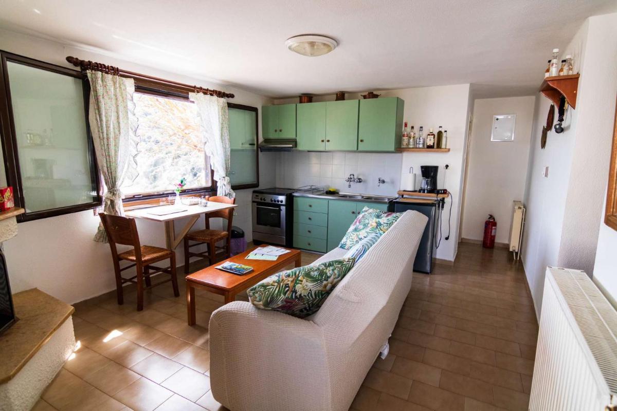 Iria's Cosy House, BBQ, garden, indoor fireplace - Housity