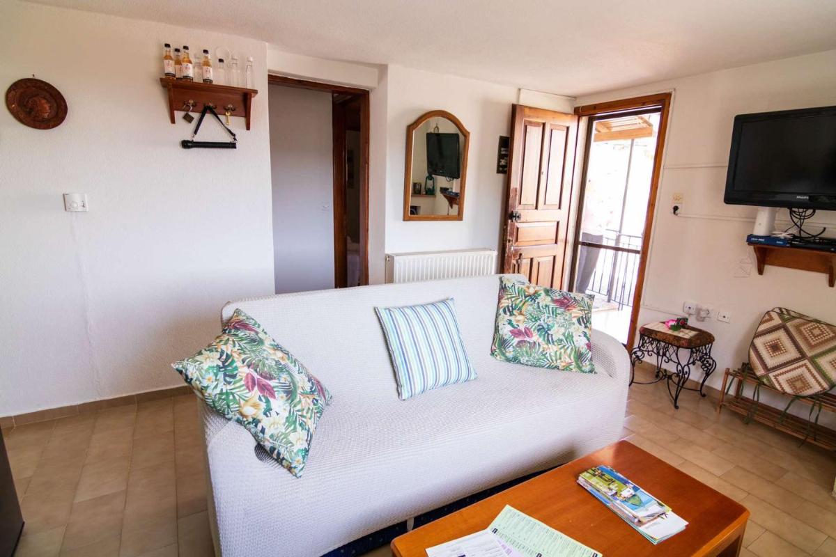 Iria's Cosy House, BBQ, garden, indoor fireplace - Housity
