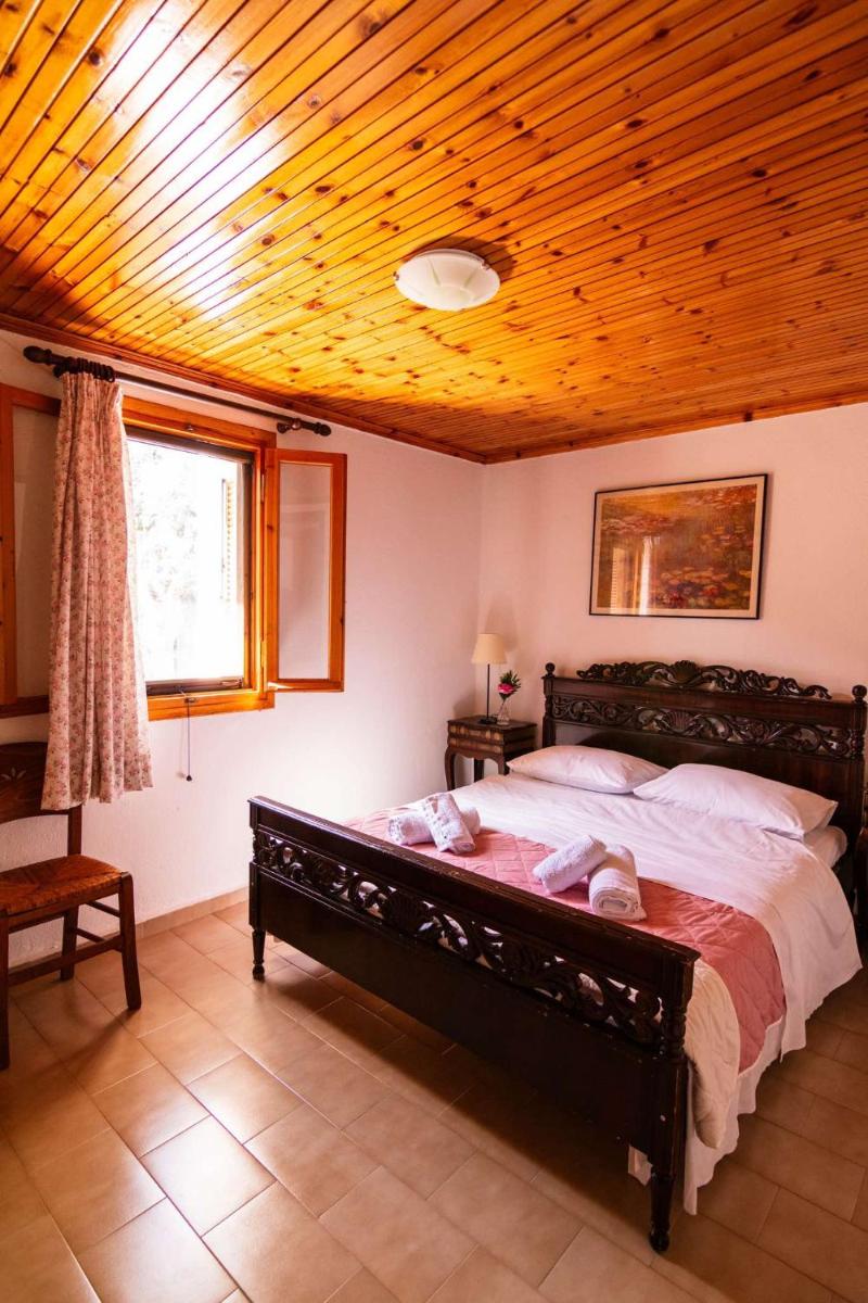 Iria's Cosy House, BBQ, garden, indoor fireplace - Housity