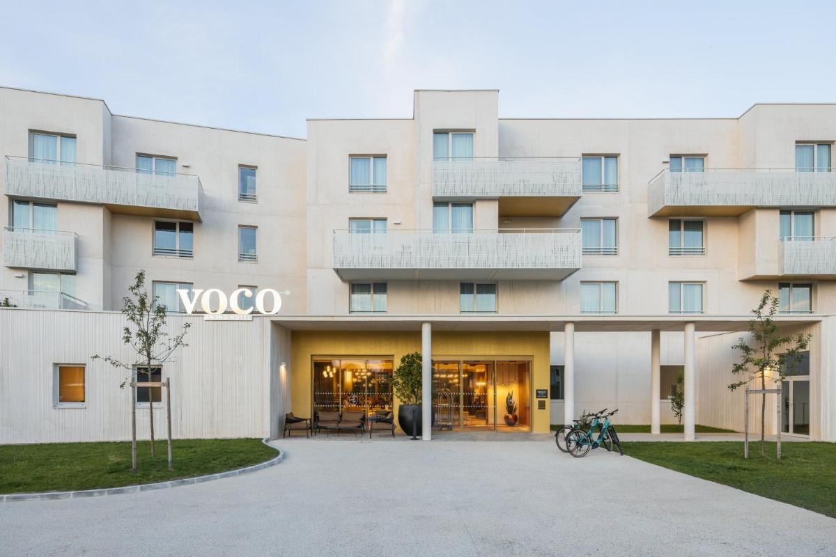 une représentation de la façade d'un bâtiment dans l'établissement voco Beaune , Cité des Vins by IHG, à Beaune