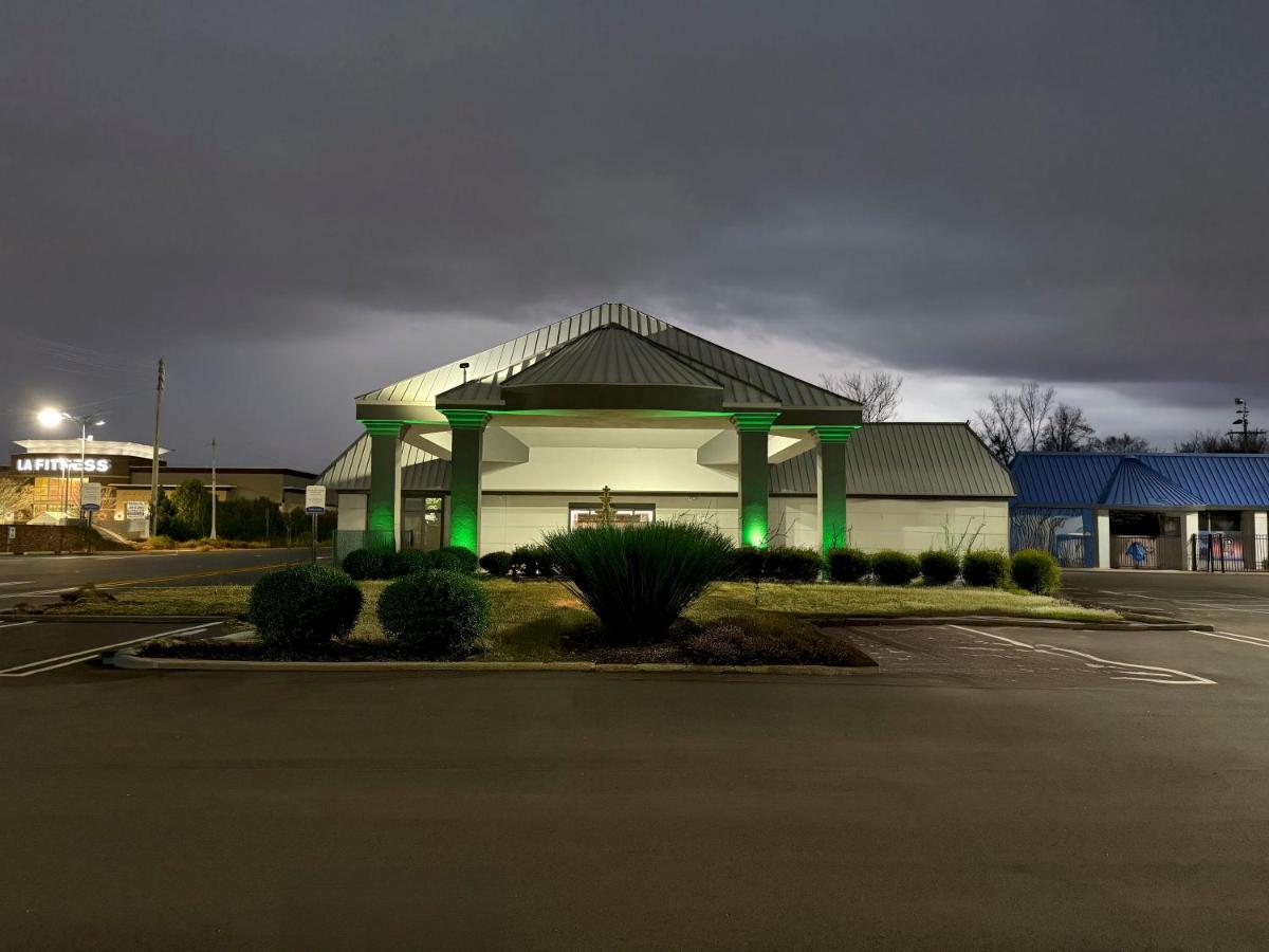 Quality Inn & Suites Banquet Center - Housity