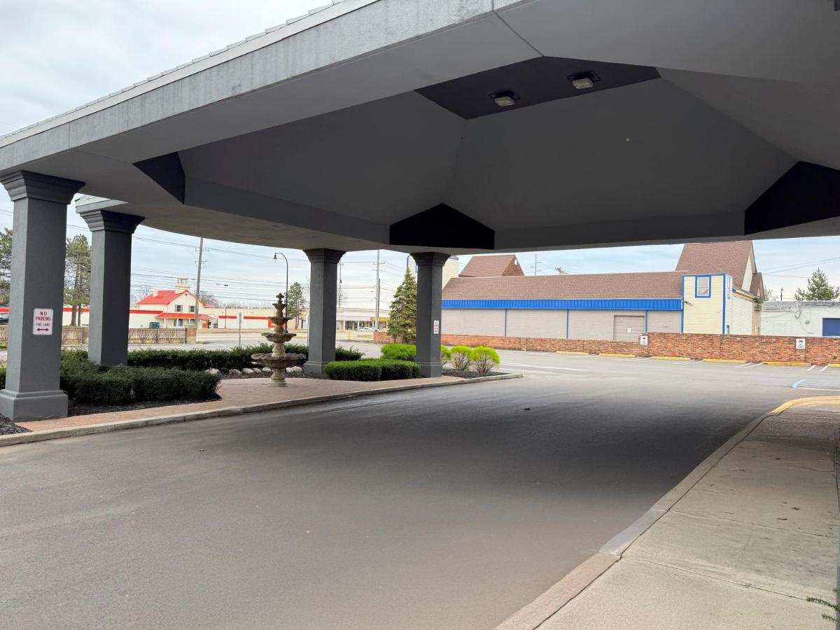 Quality Inn & Suites Banquet Center - Housity