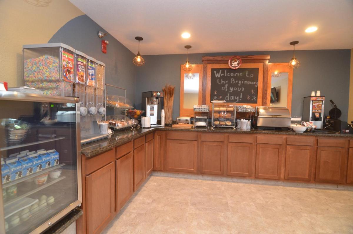 AmericInn by Wyndham Mount Pleasant - Housity