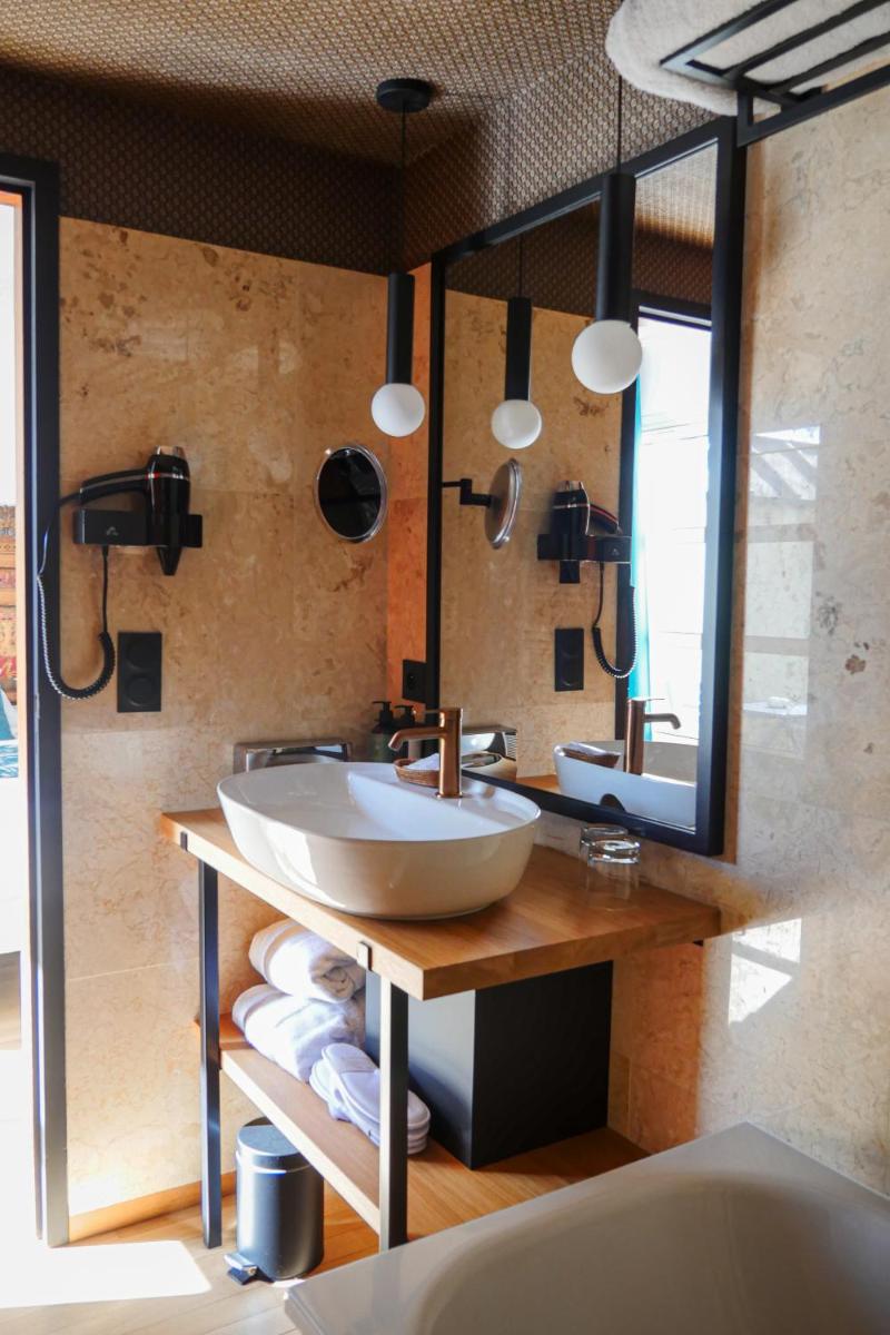 une salle de bain avec deux lavabos et un grand miroir dans l'établissement Villa Kerasy Hotel Spa, à Vannes
