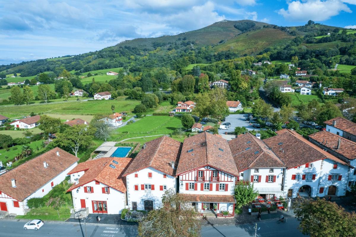 - une vue aérienne sur un village dans les montagnes dans l'établissement Hôtel Restaurant & Spa La Maison Oppoca, à Ainhoa