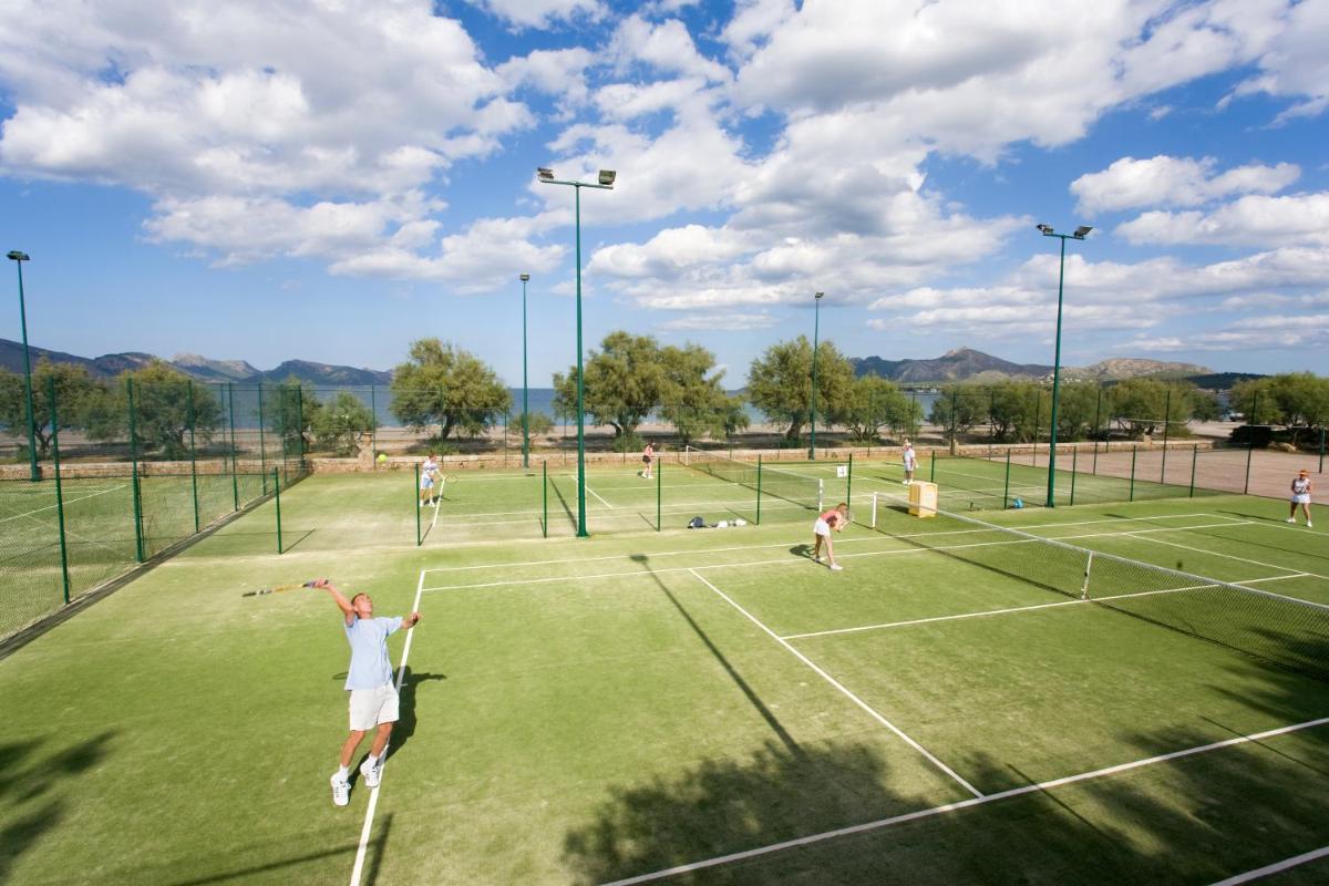 Instalaciones para jugar a tenis o squash en PortBlue Club Pollentia Resort & Spa o alrededores