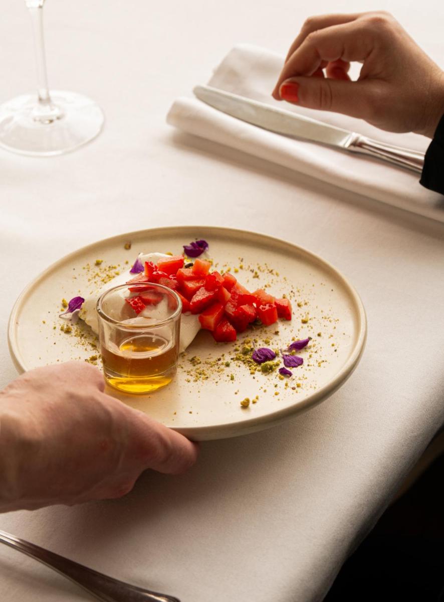 Comida en o cerca de este hotel