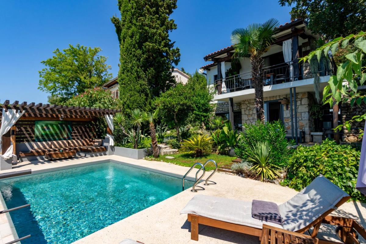 Artistic Beach House with Pool - Housity