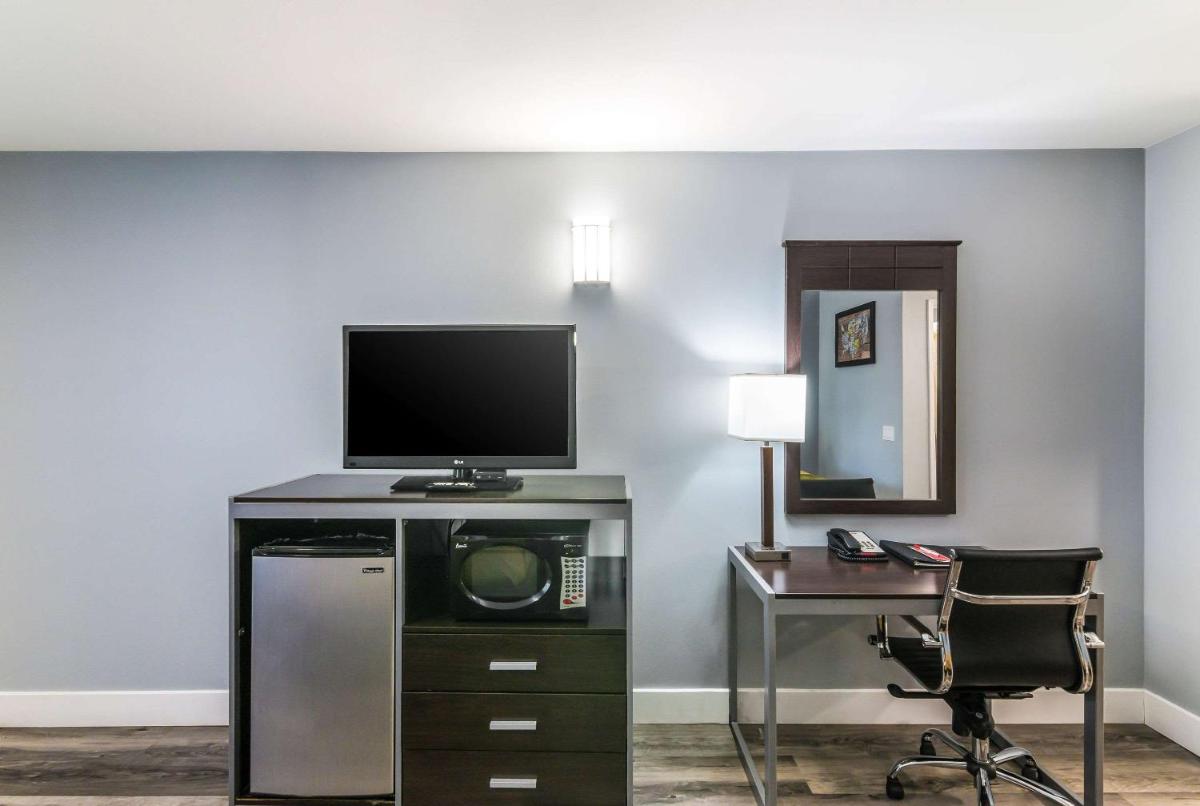 Econo Lodge Hesperia - Victorville I-15 - Housity