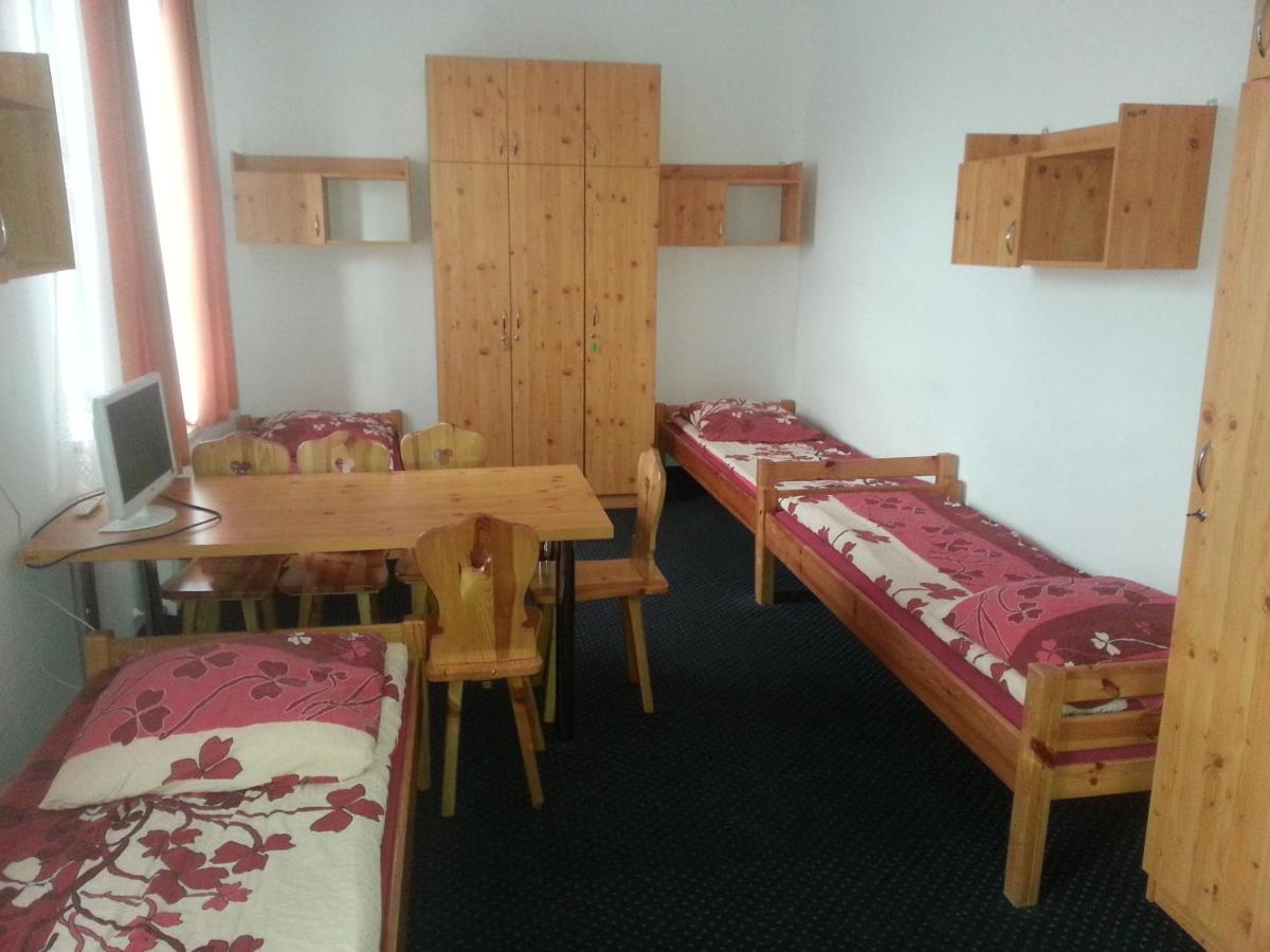 Arsenał Kwatery - Housity