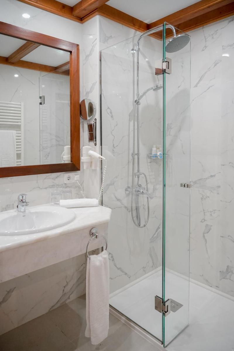 Un baño de Hotel Bon Sol Resort & Spa