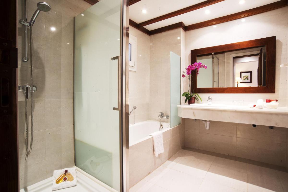 Un baño de Hotel Bon Sol Resort & Spa