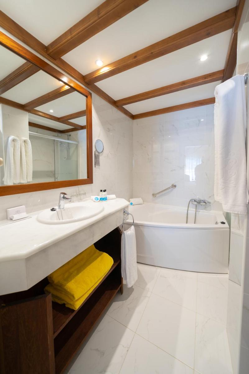 Un baño de Hotel Bon Sol Resort & Spa