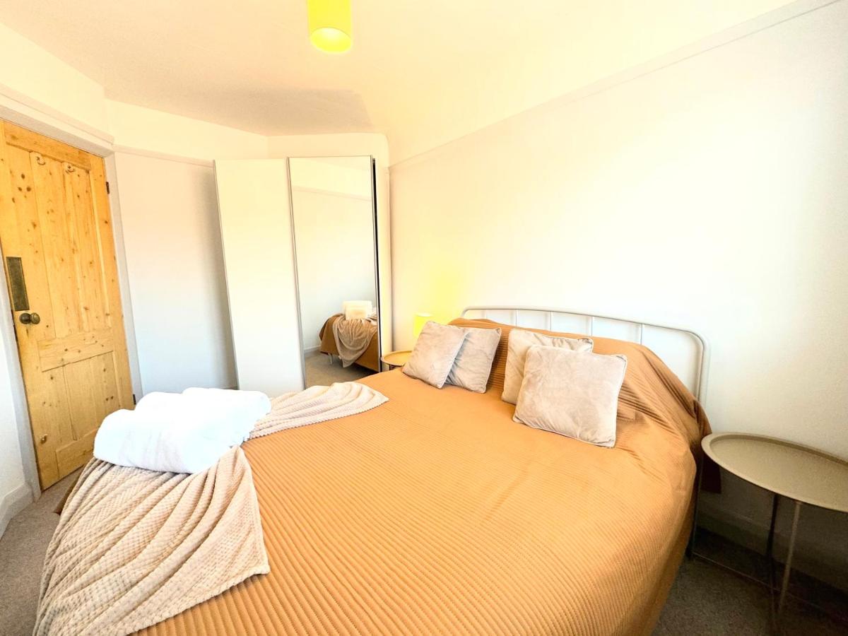 Entire Cosy Flat in Radlett - 3 Bedrooms -5 Beds - Sleeps 8 - Fast Train access into central London - Housity