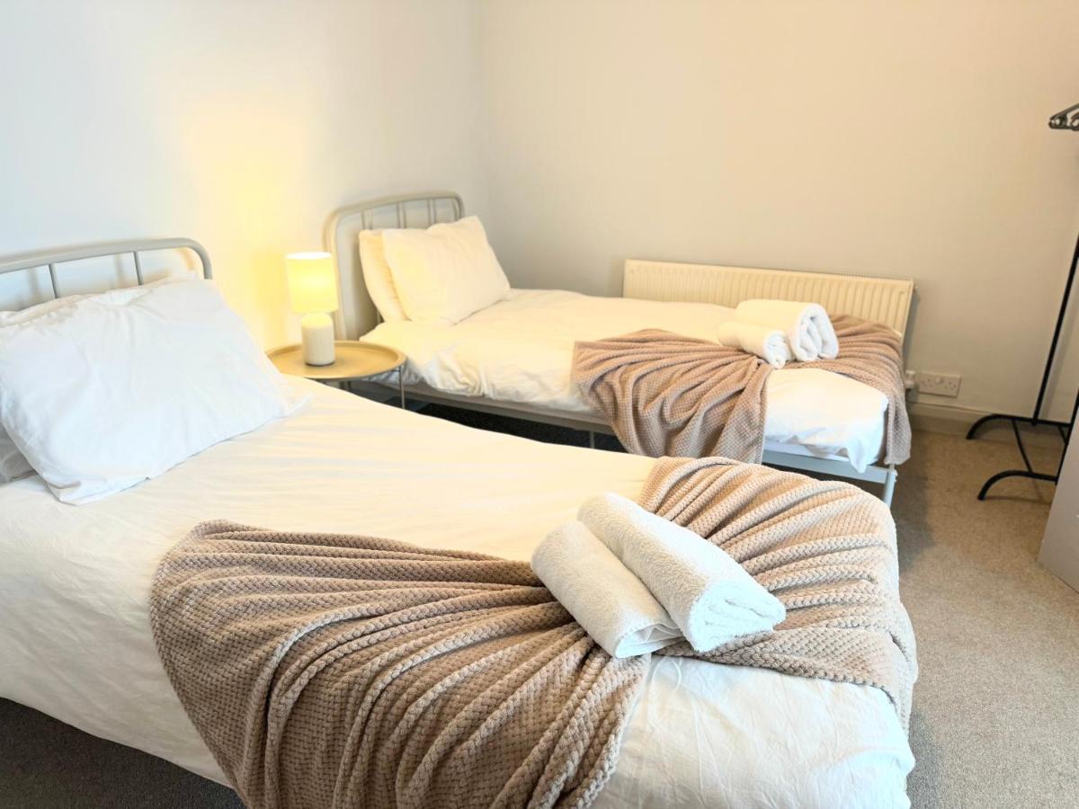 Entire Cosy Flat in Radlett - 3 Bedrooms -5 Beds - Sleeps 8 - Fast Train access into central London - Housity