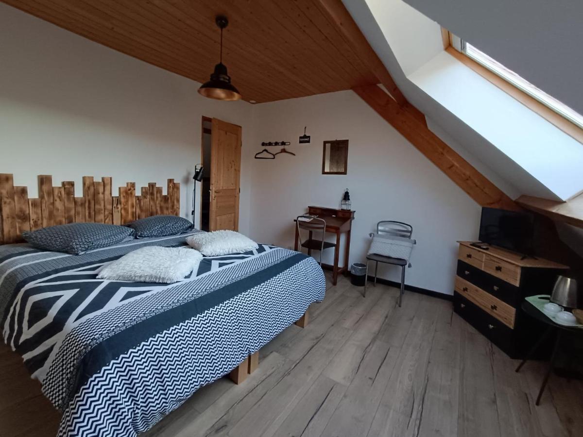 Au pied de la colline - Housity